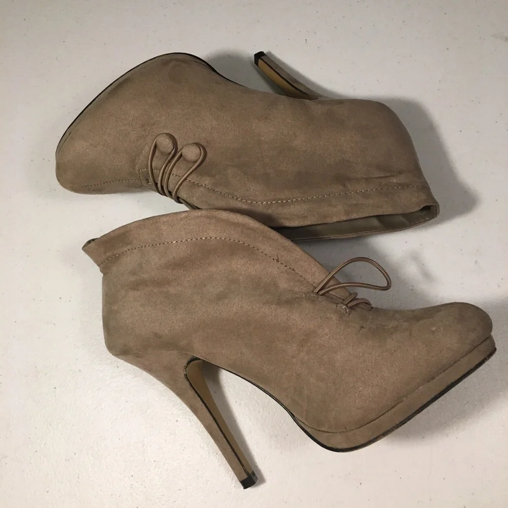 Apt 9 Booties Size 9M button